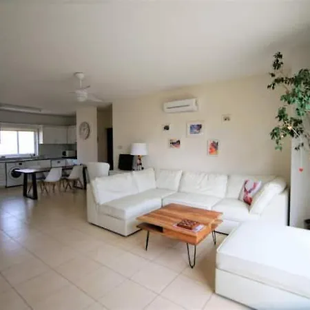 Sunshine Spacious Апартаменты Пафос